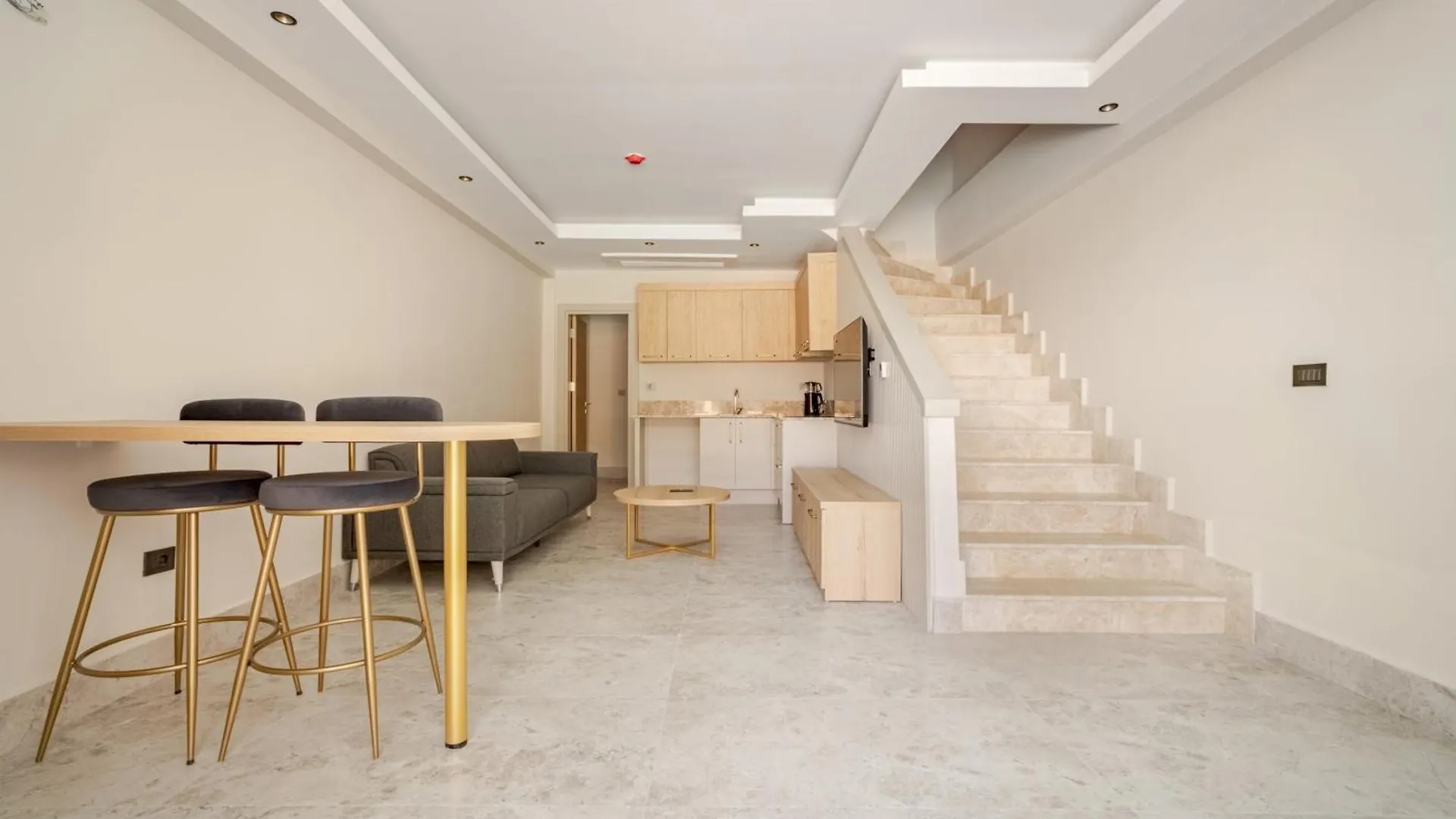 Chic Suite With Balcony Direct Pool Access Fethiye