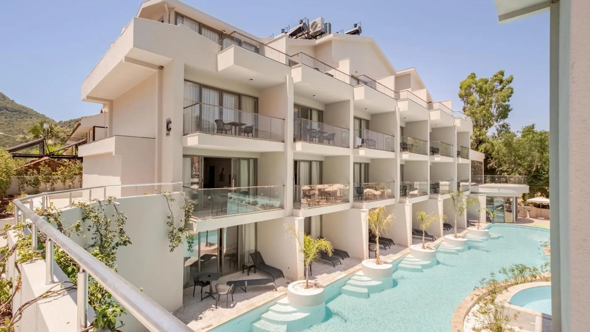 Chic Suite With Balcony Direct Pool Access Fethiye